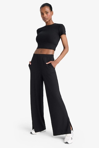 DeFactoFit Wide Leg Cepli Geniş Paça Yırtmaçlı Uzun İnce Sporcu Pantolon E2538AX25SMBK81
