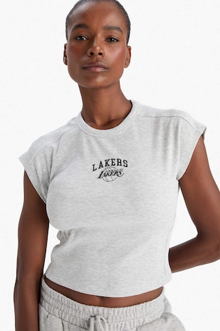DeFactoFit NBA Los Angeles Lakers Standart Fit Bisiklet Yaka Nakış Baskı Fitilli Kaşkorse Kısa Kollu Tişört E3828AX25SMGR93