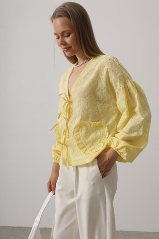 Kalp Detaylı Bağlamalı Brode Bluz - Sarı Sarı