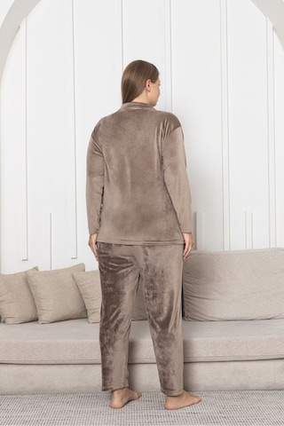 Büyük Beden Boydan Düğmeli Kadife Pijama Takımı Vizon