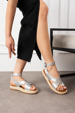 Shoetek Lors Kadın Sandalet Parmak Arası Bilekten Bağlı Gümüş Deri Gümüş Cilt Gümüş