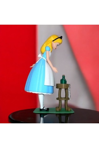 Alice Harikalar Diyarında Alice Figürü