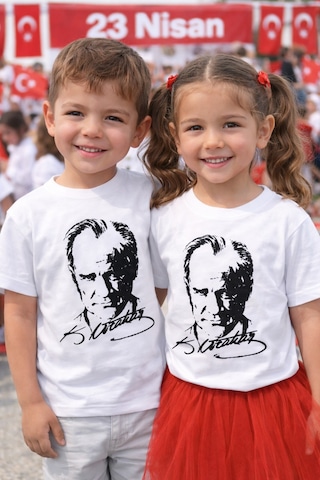 Herşeynota Unisex Çocuk Atatürk İmzalı Tişört Beyaz 23 Nisan Okul Gösterisi 3-14 Yaş