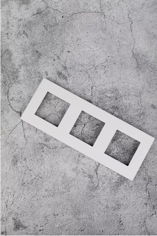 Vo'stabl Prizler Ve Anahtarlar İçin Beyaz Üçlü Çerçeve 185294620