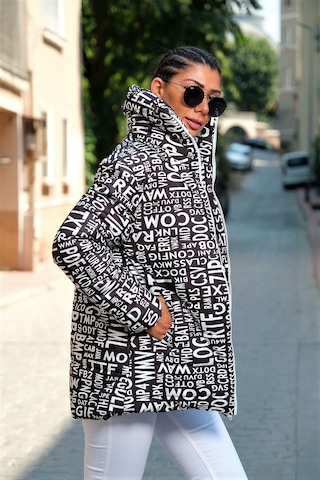 Keyifli Moda Kadın Siyah Beyaz Yazılı Dik Yaka Uzun Şişme Mont