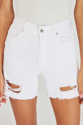 Itsbasic Kadın Beyaz Renk Yırtık Detaylı Beyaz Jean Şort Lazer Beyaz