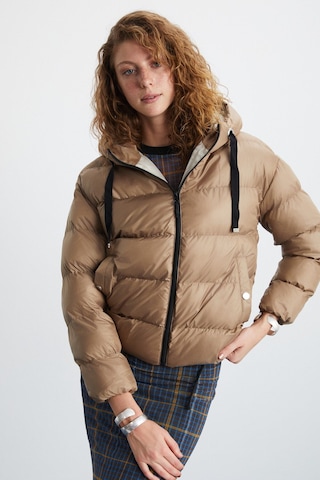 Chantal Kadın Kapüşonlu Kolu Lastikli Rüzgar Geçirmez Çift Cepli Şişme Bej Mont