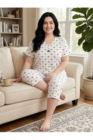 Büyük Beden Kısa Kollu Yumuşak Tuşeli Likralı Kapri Pijama Takımı Siyah Beyaz