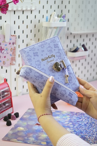 Victoria's Journals Hello Kitty Hush Hush Kilitli Defter + Vegan Deri Kalemlik Kutulu Set – 160 Yaprak, Çizgili