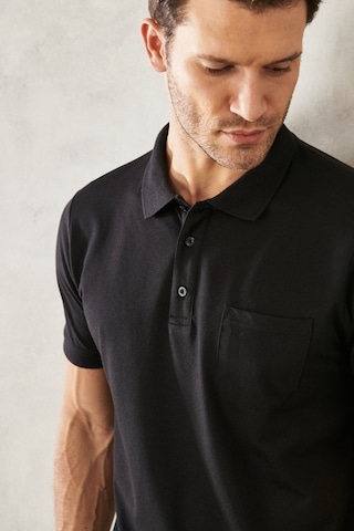 Ac&Co / Altınyıldız Classics Erkek Koyu Siyah Polo Yaka Cepli Regular Fit Bol Kesim Düz Tişört 4A4820200004SssxXL Siyah