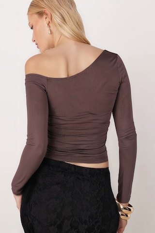Armonika Kadın Kahve Asimetrik Yaka Uzun Kol Crop Bluz Arm-26k042007