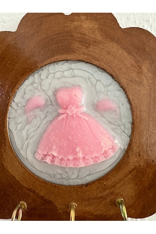 Pelince - Pembe Elbise Figürlü - Epoksi Ahşap Anahtar Askılığı Tek Ürün - Çap: 18 Cm Ahşap