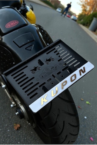 Motorsiklet Kupon Plakalık Sarı Kabartmalı Krom Yazı 1 Adet Motor Plakası