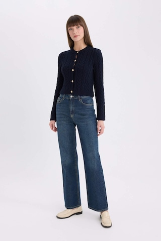 DeFacto Regular Fit Bisiklet Yaka Saç Örgülü Düğmeli Triko Hırka C9044AX25SPNV131 Lacivert