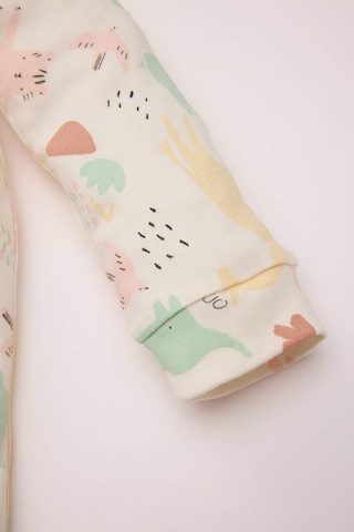 DeFacto Kız Bebek Yenidoğan Safari Baskılı Uzun Kollu Fermuarlı Tulum D8309A5NSER233 Ekru