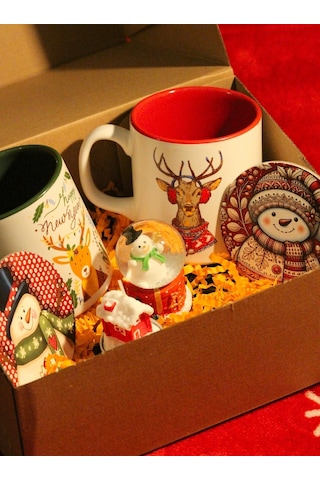 Yılbaşına Özel Kutulu Hediye Seti - 2 Adet Yeni Yıl Kupa Ve Bardak Altlığı + Kar Küresi + Mum