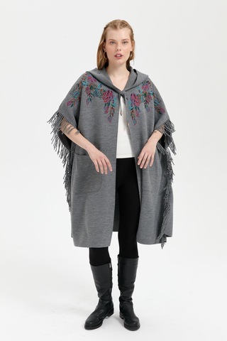 Kadın Kapüşonlu Nakış İşlemeli Yanı Püsküllü Panço Füme Füme