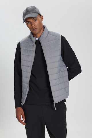 AC&Co / Altınyıldız Classics Erkek Rüzgar Geçirmez Taşınabilir Çantalı Sıcak Tutan Elyaf Dolgulu Ultra Hafif Standart Fit Şişme Yelek Gri