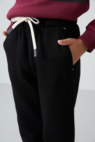 Tommy Life Siyah Pamuklu Kalın İçi Tüylü Yumuşak Dokulu Standart Fit Baskılı Erkek Çocuk Eşofman Alt - 11225 Siyah