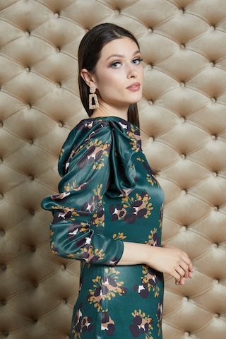 Serpil Exclusive Emprime Desenli Saten Dokulu Midi Elbise Şık Ve Modern Stil Yeşil
