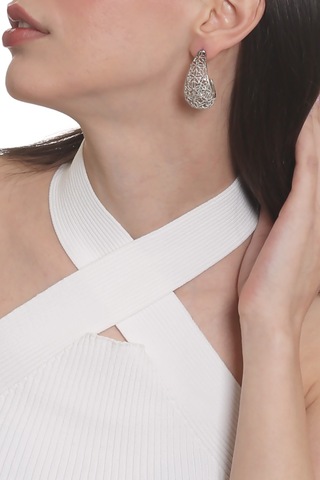 Labalaba Kadın Telkari Görünümlü Çiçek Motifli Çivili Model Damla Formlu Küpe - Lak Gümüş Altın