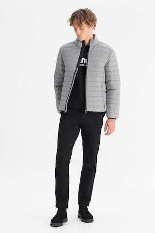 Wrangler Regular Fit Dik Yaka Şişme Mont Erkek Mont W2520510 035 Gri