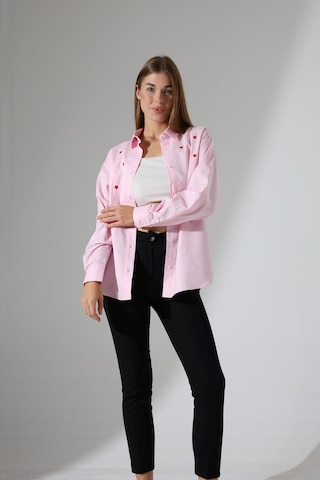 Corradeo Giyim Yeni Sezon Oversize Çizgili Poplin Kumaş Kalp Nakış Detaylı Apoletli Tasarım Gömlek Pembe