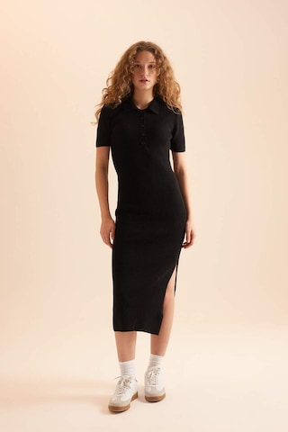DeFacto Fitted Polo Yaka Kısa Kollu Yırtmaçlı Midi Triko Elbise - Siyah D4914AXNSBK27