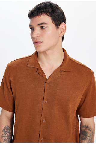 Tudors Slim Fit Kısa Kol Örme Kumaş Apaş Yaka Rahat Armürlü Doku Kahverengi Erkek Gömlek-33099 Kahverengi