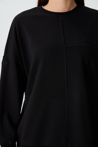 Tommy Life Siyah Kompakt Pamuklu Kalın Pürüzsüz Dokulu O Yaka Oversize Fit Kadın Sweatshirt - 97288 Siyah