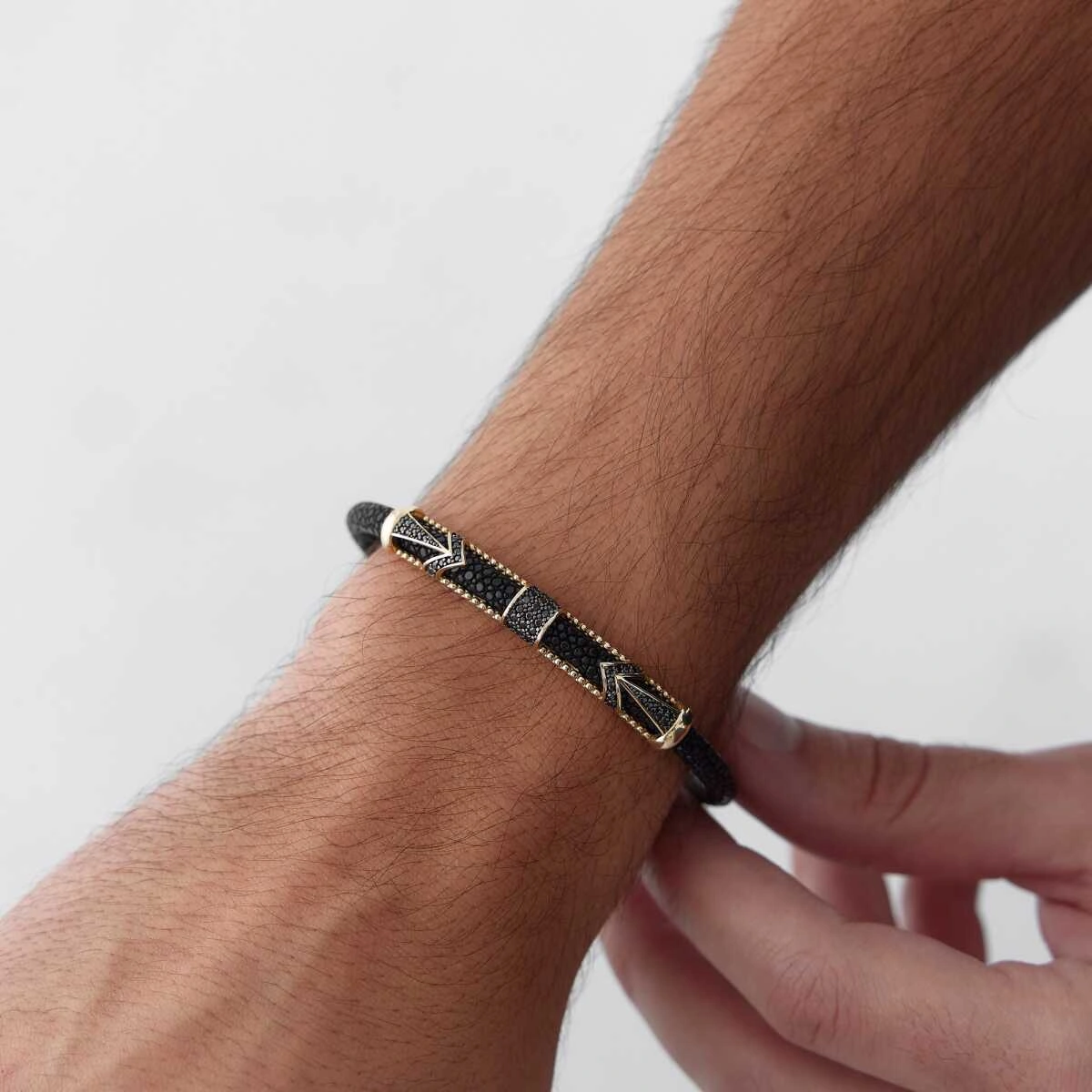 Ok Model Taşlı Erkek Bileklik 12926580