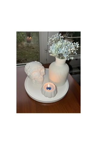 Minimalist Beyaz Dekoratif Set: Kurukafa Figürü, Vazo Ve Mum Hediyelik Set