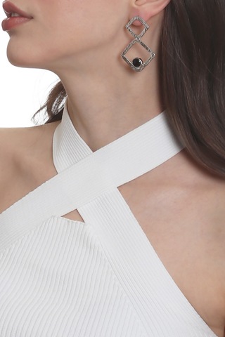 Labalaba Kadın Lak Gümüş Renk Doğaltaşlı Çivili Model Geometrik Formlu El Yapımı Küpe Gümüş - Siyah