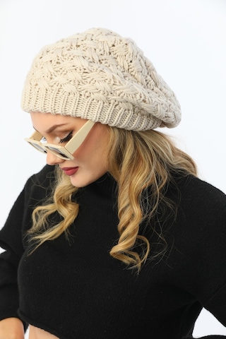 Çift Kat Kadın Ressam Bere Taş