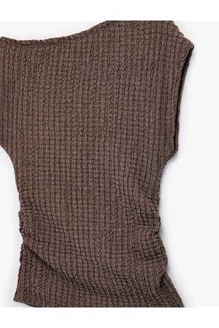 Koton Asimetrik Yaka Kolsuz Viskon Karışımlı Dokulu Crop Bluz Kahverengi 6skg60018ak Kahverengi