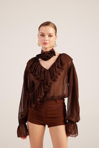 Holly Lolly Fırfırlı Güllü Choker Aksesuarlı Şifon Sassy Gömlek Kahve