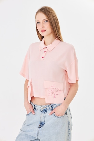 Sortie Collection Polo Yaka Yazı Baskılı Cep Detaylı Crop Bluz Pudra