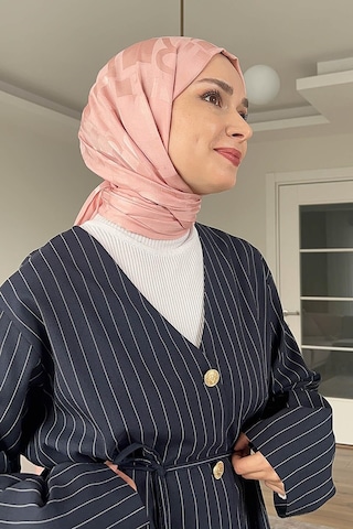 Carell Şüheda'nın Tercihi Yazı Desen Jakar İtalyan İpekli Şal Pudra Çok Renkli