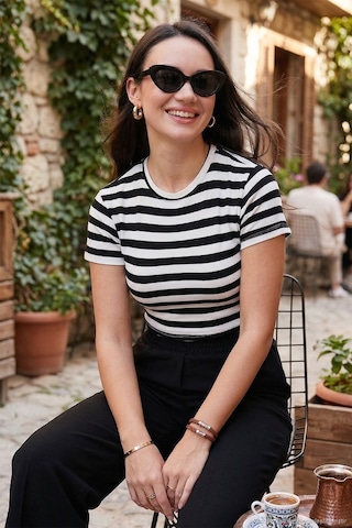 Lela Slim Fit Bisiklet Yaka Çizgili Crop Bayan T Shirt 5866110 Siyah