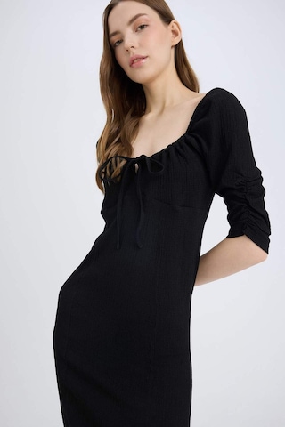 DeFacto Bodycon Vücudu Saran Kare Yaka Yırtmaçlı Basic Düz Bürümcük Yarım Kol Siyah Midi Elbise E0885AX25SPBK81