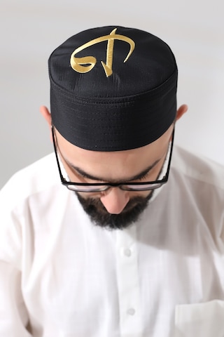 Siyah Kapitone Elif Vav Nakışlı Kalıp Namaz Takkesi Siyah