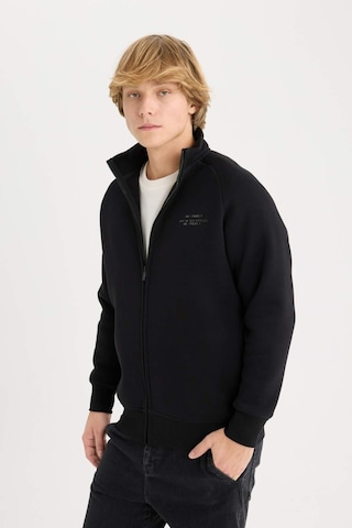 DeFacto Boxy Fit Dik Yaka Baskılı İçi Yumuşak Tüylü Hırka E1367AX25SPBK81