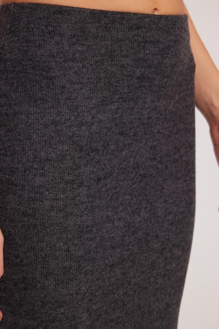 Tudors Kadın Slim Fit Dar Kesim Yırtmaçlı Antrasit Etek-41346 Antrasit