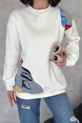 Femelle Kadın Beyaz Şardonlu Tasarım Kot Detaylı Sweatshirt