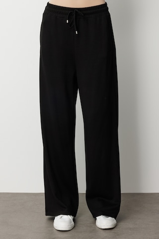 Mizalle Beli Lastikli Yumuşak Dokulu Siyah Jogger Pantolon Siyah