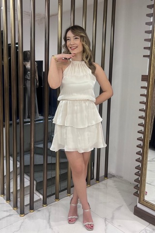 By Saygı Kadın Halter Yaka Astarlı Kat Kat Fırfırlı Kısa Saten Elbise Krem