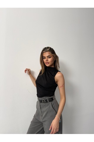 Kadın Kolsuz Büzgü Detaylı Dik Yaka Bluz Siyah