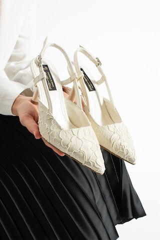 Lebibe Shoes Lısa Kadın Ekru Sivri Burun 7 Cm Topuklu Çiçek Dantel Desenli Rugan Slingback Ayakkabı
