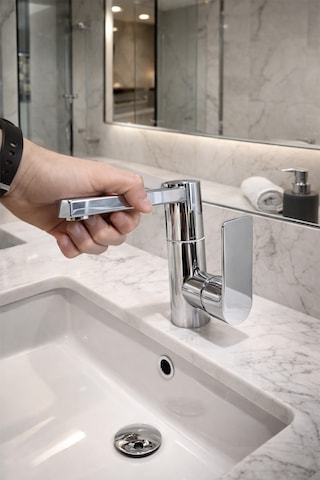 Modern Tek Kollu Krom Lavabo Bataryası Banyo Musluğu Aç-kapa Döner Boru Sıcak Soğuk Parlak Krom