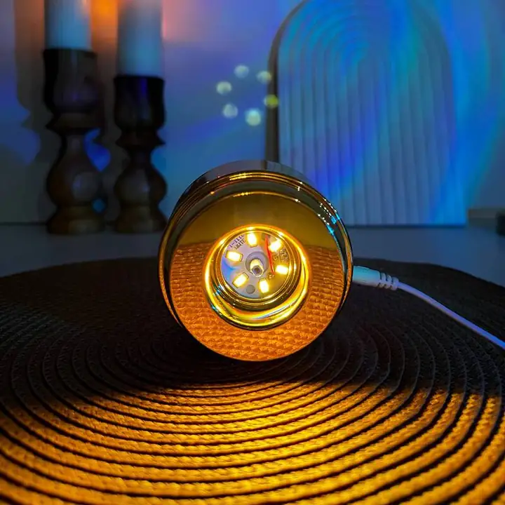 Mobgift 360 Derece Dönen Sarı Led Işıklı Gold Standlı Usb'li Kristal Ay Üzerinde Astronot Cam Küre Çok Renkli